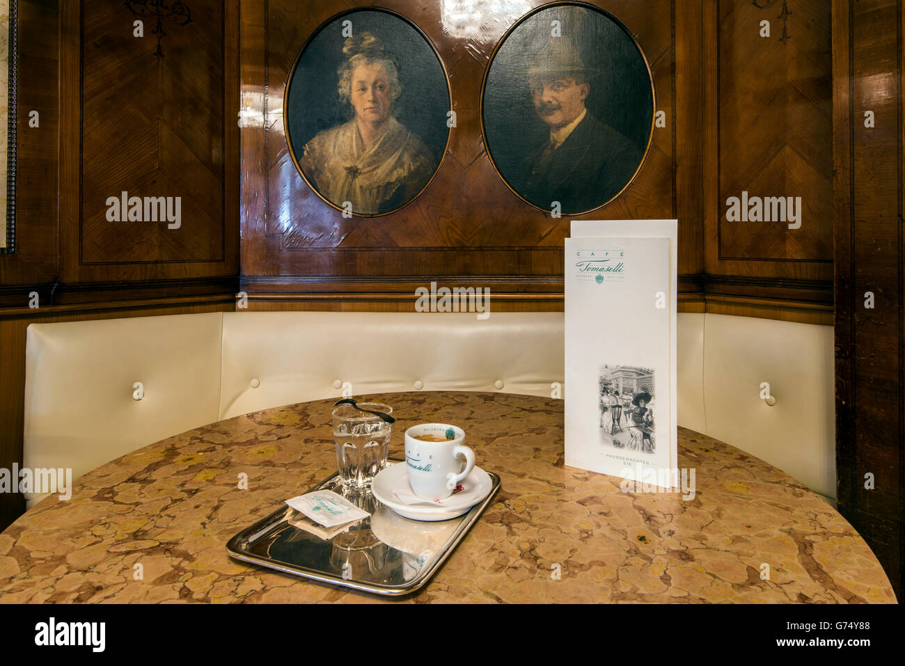 Innenansicht des historischen Café Tomaselli, Salzburg, Österreich Stockfoto