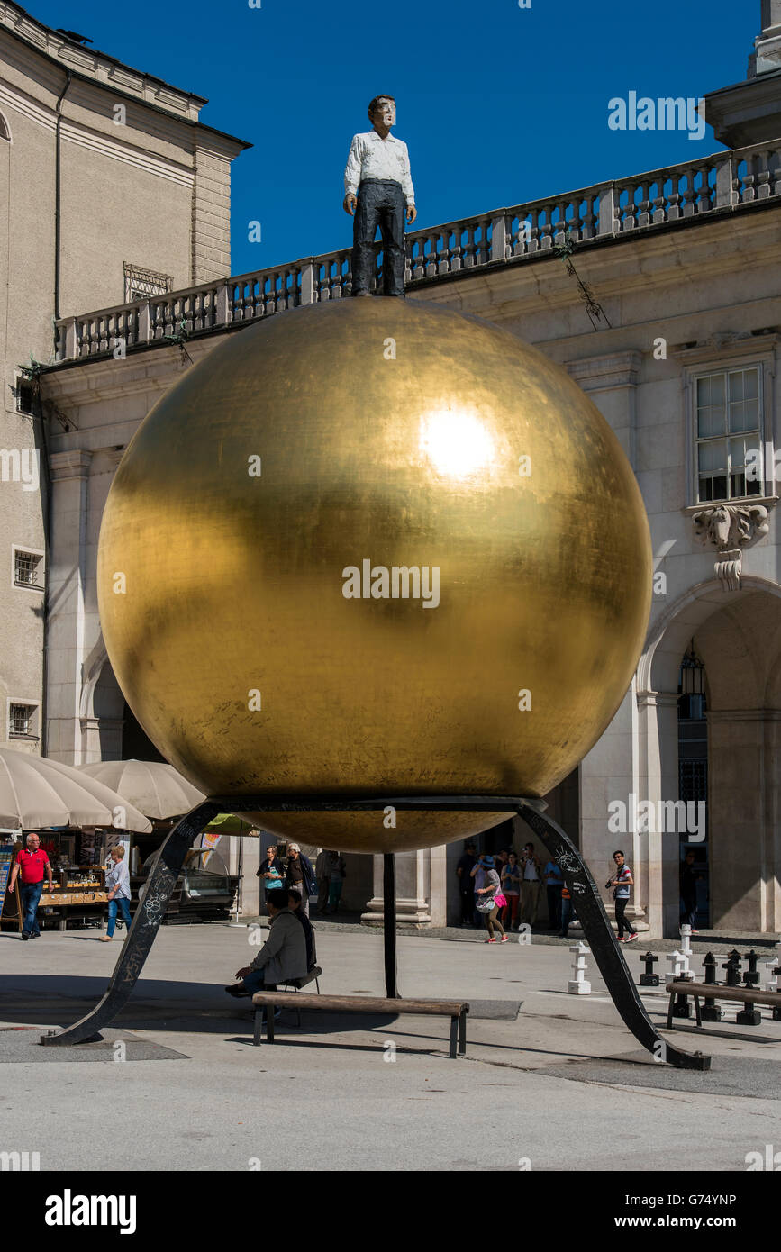 Die goldene Kugel Denkmal benannt Sphaera erstellt von Stephan Balkenhol, Salzburg, Österreich Stockfoto