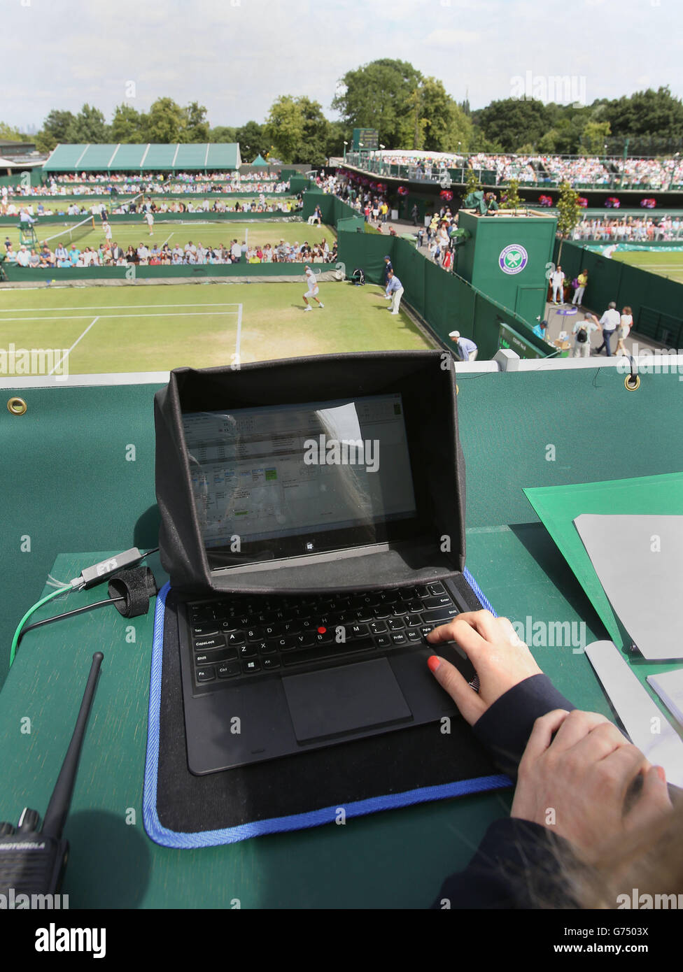 Ein IBM-Datensammler, der Spielstatistiken in einen Computer auf Platz 8 während des vierten Tages der Wimbledon Championships im All England Lawn Tennis und Croquet Club, Wimbledon, eingibt. DRÜCKEN Sie VERBANDSFOTO. Bilddatum: Donnerstag, 26. Juni 2014. Siehe PA Geschichte TENNIS Wimbledon. Bildnachweis sollte lauten: Philip Toscano/PA Wire. EINSCHRÄNKUNGEN: . Keine Videoemulation. Keine falsche kommerzielle Verbindung. Keine Bildbearbeitung. Keine Verwendung mit inoffiziellen Logos von Drittanbietern. Keine Übertragung von Bildern an mobile Dienste. Stockfoto