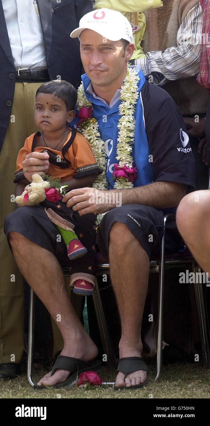 Der englische Cricket-Kapitän Nasser Hussain sitzt bei einem Besuch im SOS-Kinderdorf, Bidhannager, Kalkutta, mit einem Waisen zusammen. SOS Children's Villages ist eine nichtstaatliche, konfessionelle, weltweite Kinderschutzorganisation. * Sie versorgt verwaiste, verlassene und mittellose Kinder, indem sie ihnen eine Mutter, eine Familie und ein Zuhause geben, bis sie unabhängig werden. Es wird hauptsächlich durch freiwillige Spenden finanziert. Stockfoto