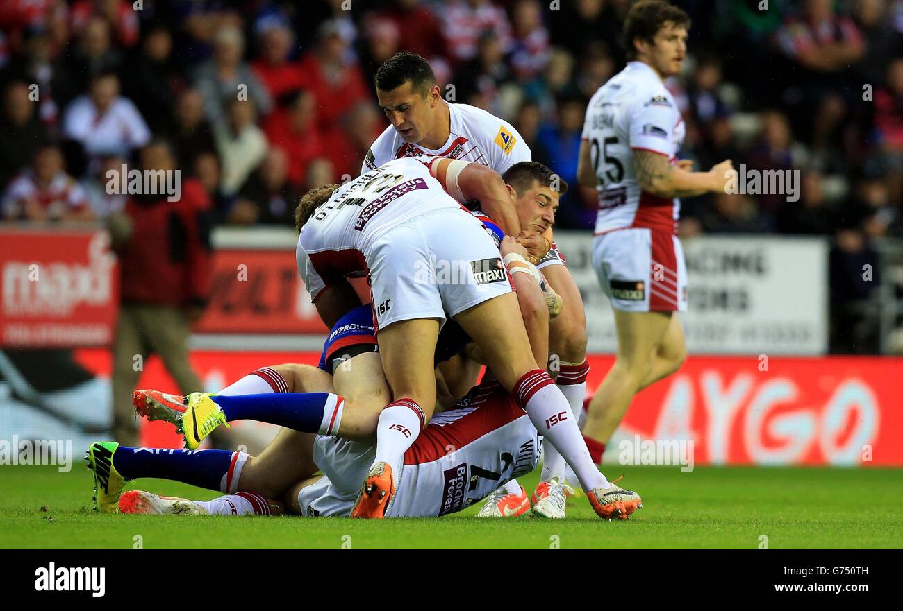 Rugby League - First Utility Super League - Wigan Warriors V St Helens - DW Stadium. St Helens' Mark Percival wird während der ersten Utility Super League im DW Stadium, Wigan, angegangen. Stockfoto