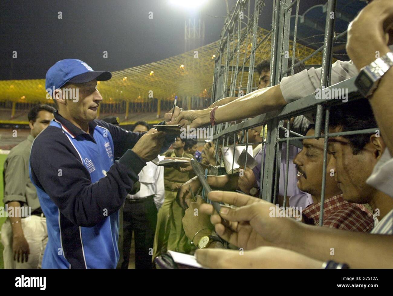 Der englische Kapitän Nasser Hussain signiert Autogramme in Eden Gardens, Kalkutta, Indien. England spielt Indien beim ersten 1-Tages-International in einer Serie mit sechs Spielen in Eden Gardens, Kalkutta. Stockfoto