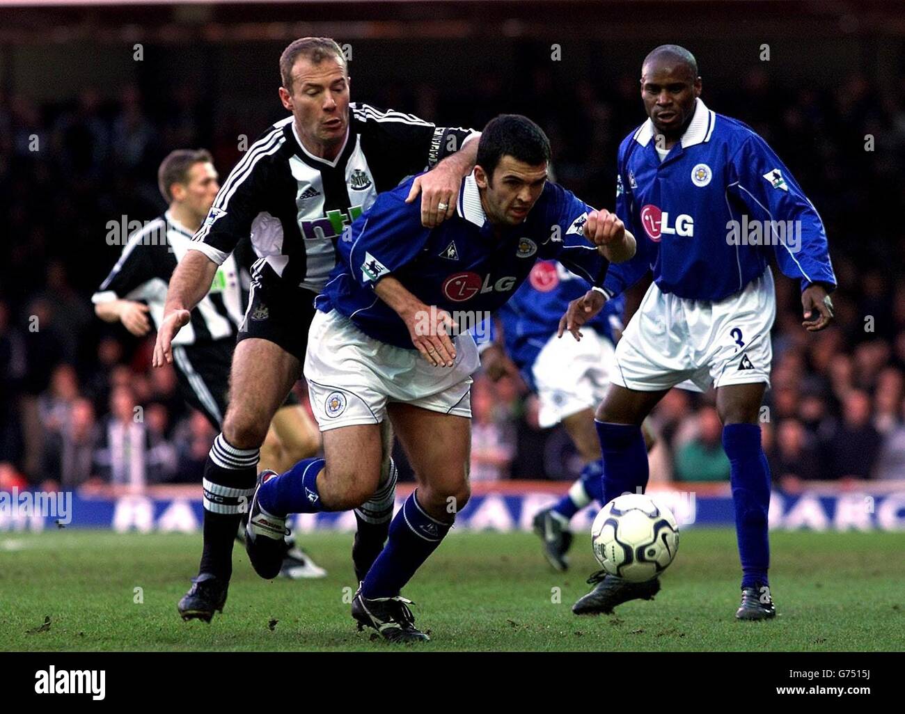 Newcastles Alan Shearer (links) tusle's mit Leicester's Callum Davidson (Mitte), während ihres FA Barclaycard Premiership Spiels auf Leicester's Filbert Street Ground. Stockfoto