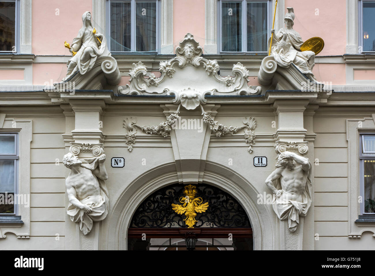 Atlantes Marmor Skulpturen schmücken die Fassade eines Gebäudes in der Altstadt, Wien, Österreich Stockfoto