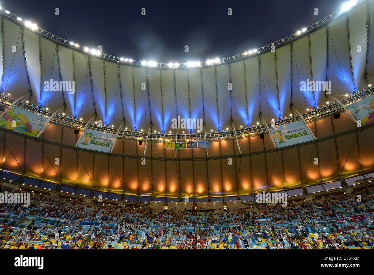 Fußball - FIFA Fußball-Weltmeisterschaft 2014 - Gruppe F - Argentinien / Bosnien und Herzegowina - Maracana. Allgemeine Ansicht, während sich Fans im Maracana Stadium für das Spiel versammeln Stockfoto
