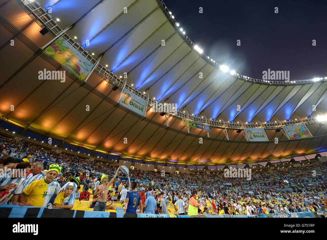 Fußball - FIFA Fußball-Weltmeisterschaft 2014 - Gruppe F - Argentinien / Bosnien und Herzegowina - Maracana. Allgemeine Ansicht, während sich Fans im Maracana Stadium für das Spiel versammeln Stockfoto
