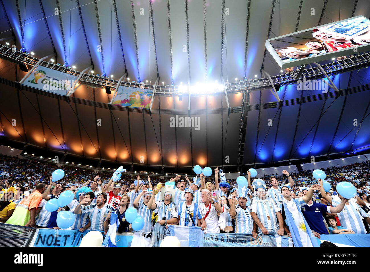 Fußball - FIFA Fußball-Weltmeisterschaft 2014 - Gruppe F - Argentinien / Bosnien und Herzegowina - Maracana. Argentinische Fans jubeln auf der Tribüne auf ihrer Seite Stockfoto