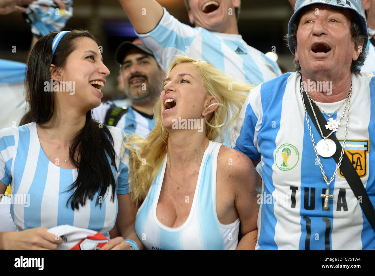 Fußball - FIFA Fußball-Weltmeisterschaft 2014 - Gruppe F - Argentinien / Bosnien und Herzegowina - Maracana. Argentinische Fans jubeln auf der Tribüne auf ihrer Seite Stockfoto