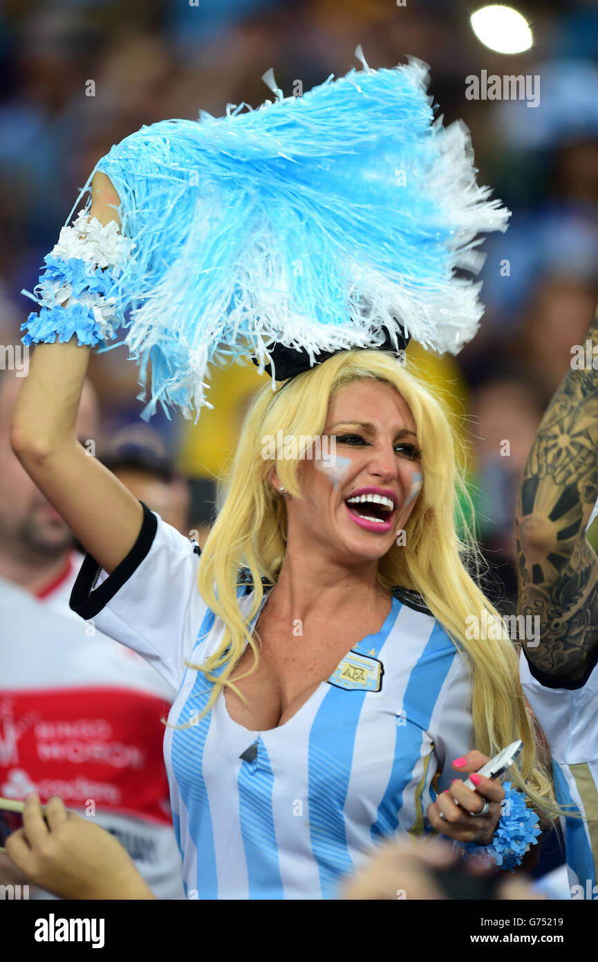 Fußball - FIFA Fußball-Weltmeisterschaft 2014 - Gruppe F - Argentinien / Bosnien und Herzegowina - Maracana. Model- und Argentinien-Fan Victoria Xipolitakis jubelt auf ihrer Seite auf den Tribünen Stockfoto