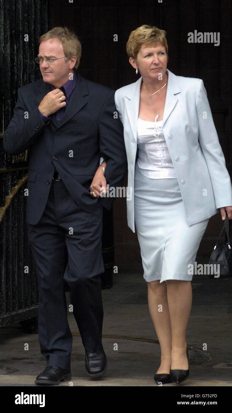 Jenny Shipley (rechts) und ihr Partner Ken Smyth vor dem Rathaus von Barrow wegen der Untersuchung des Todes ihres Sohnes, des 20-geborenen Privates David Shipley, der in Deepcut Barracks in Surrey ausgebildet wurde, Und ertrunken Teilnahme an Spielen, während in Bielefeld Armeestandort in Nordwest-Deutschland im Juni 2002, im Alter von 20. Stockfoto