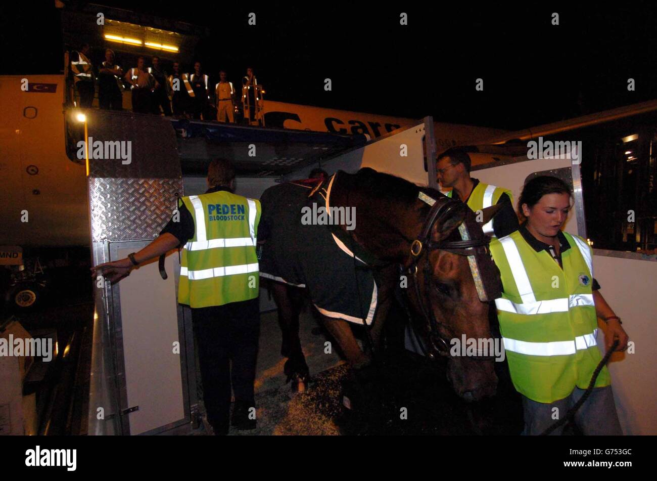 König Solomon III. Verlässt mit seinem Bräutigam Andrea Kerlin, einem der britischen Olympischen drei-Tage-Rennpferde, den Flughafen Luton nach Athen. Nächste Woche beginnen die Olympischen Spiele. Stockfoto
