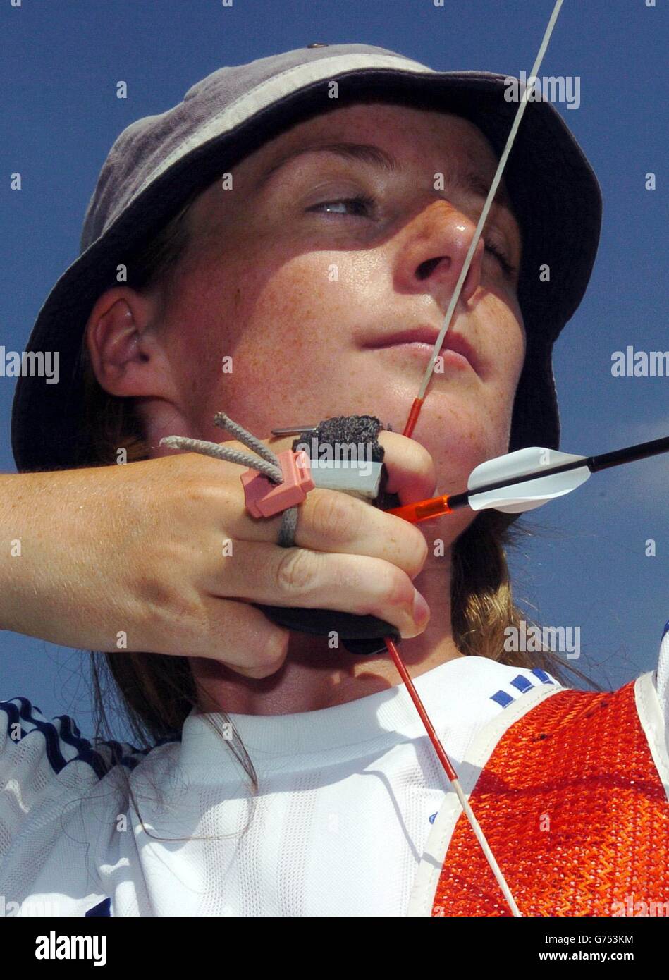 Naomi Folkard, 20, Mitglied des britischen olympischen Bogenschießteams von Leamington Spa, trainiert im Peyia Stadium in Coral Beach Bay, dem GB Olympic Holding Camp in Zypern. Stockfoto