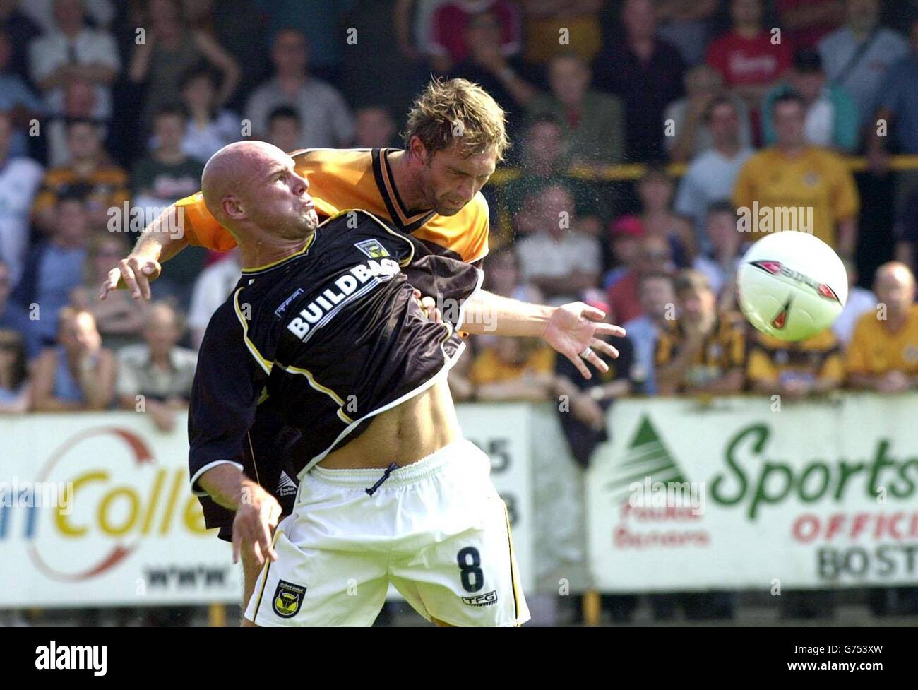 Tommy Mooney aus Oxford (Nummer 8) wird bei ihrem Coca-Cola League Two-Spiel in der York Street, Boston, am Samstag, den 7. August 2004, bis zum Ball geschlagen. . Stockfoto