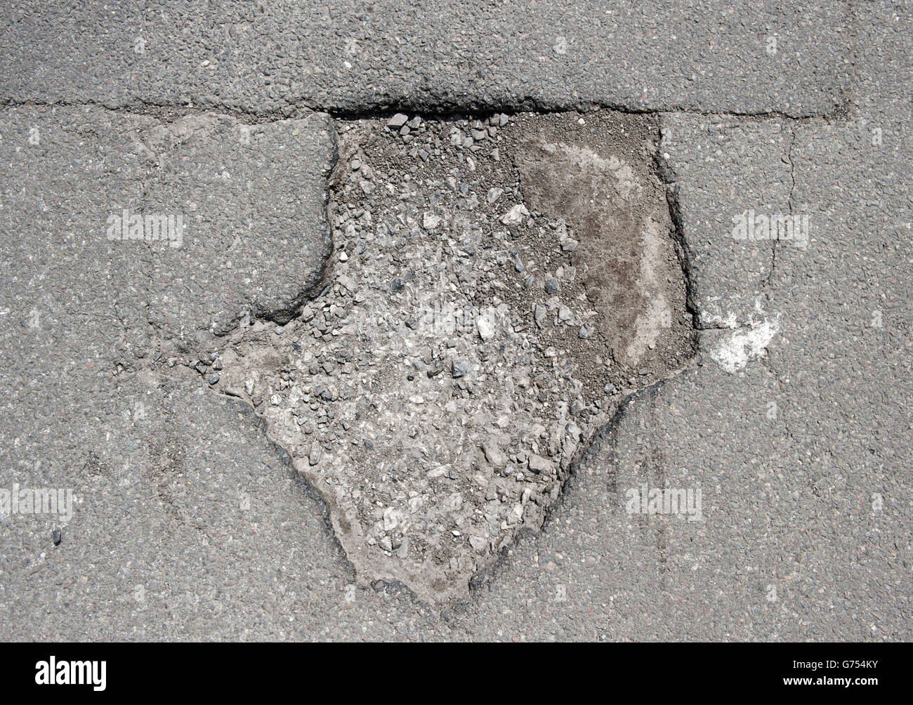 Schlaglochbestand. Ein Schlagloch auf einer Straße in Kimberley, Nottingham Stockfoto