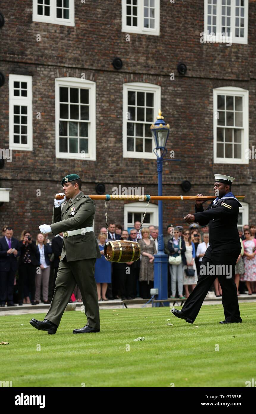 Militärangehörige der Royal Marines der 1st Assault Group während einer Übergabe eines Barrel Port an den Resident Governor des Tower of London Colonel Richard Harrold im Rahmen der Zeremonie der Gebühren des Constable, Eine traditionelle Zeremonie, die zum ersten Mal von den Royal Marines durchgeführt wurde, um ihre 350-jährige Geschichte zu feiern, Tower of London, London. Stockfoto