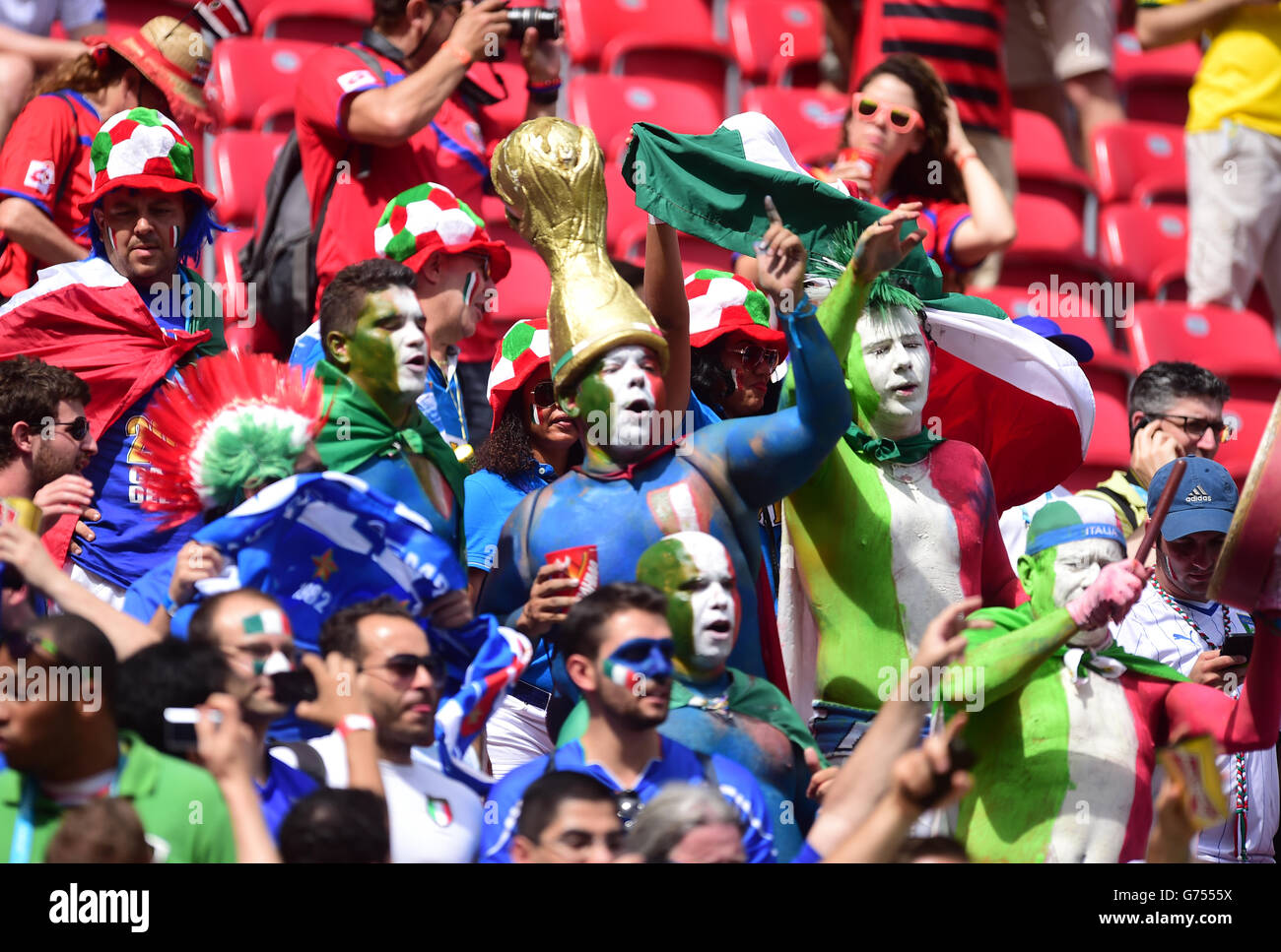 Fußball - FIFA Fußball-Weltmeisterschaft 2014 - Gruppe D - Italien / Costa Rica - Arena Pernambuco. Ein Italien-Fan trägt vor dem Anpfiff einen WM-Hut auf der Tribüne Stockfoto