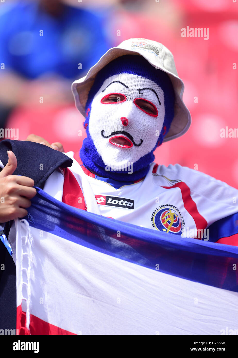 Fußball - FIFA Fußball-Weltmeisterschaft 2014 - Gruppe D - Italien / Costa Rica - Arena Pernambuco. Ein Costa Rica Fan in den Tribünen vor dem Kick-off Stockfoto