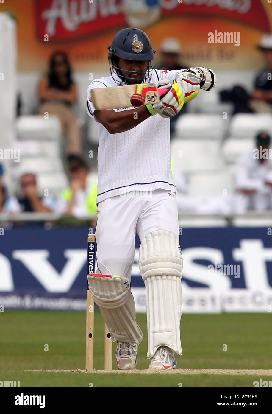 Cricket - Investec Test Series - Zweiter Test - Tag vier - England / Sri Lanka - Headingley. Sri Lankas Dinesh Chandimal trifft den Ball, wird aber an der Grenze von Englands Gary Ballance gefangen Stockfoto