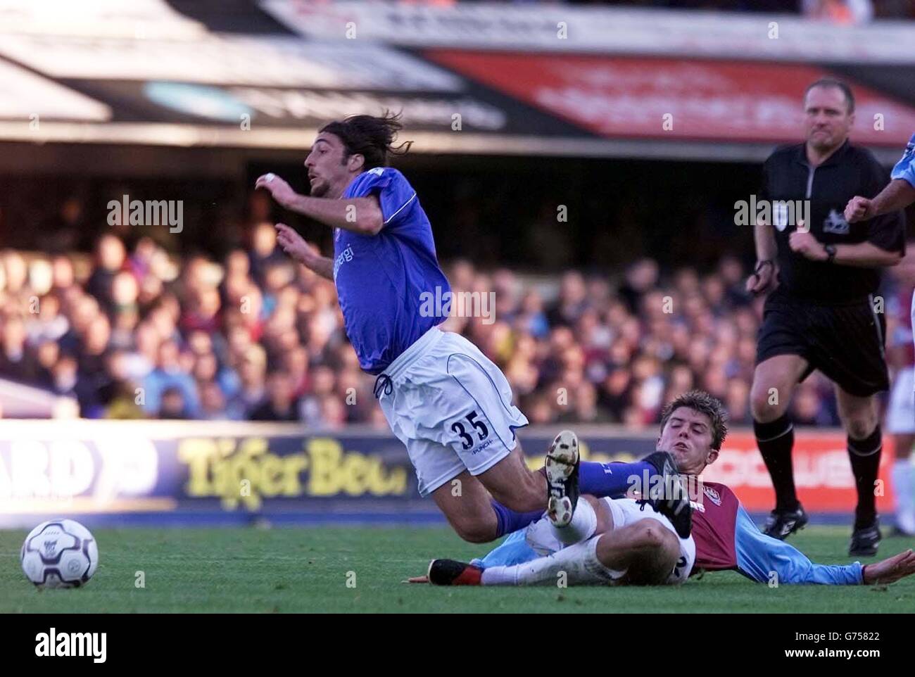 Sixto Peralta von Ipswich Town wird von Michael Carrick von West Ham United während des FA Barclaycard Premiership-Spiels zwischen Ipswich und West Ham in der Portman Road, Ipswich, niedergeschlagen. KEINE WEBSITE/INTERNET-NUTZUNG VON PREMIERSHIP-MATERIAL, ES SEI DENN, DIE WEBSITE IST BEI FOOTBALL ASSOCIATION PREMIER LEAGUE REGISTRIERT Stockfoto