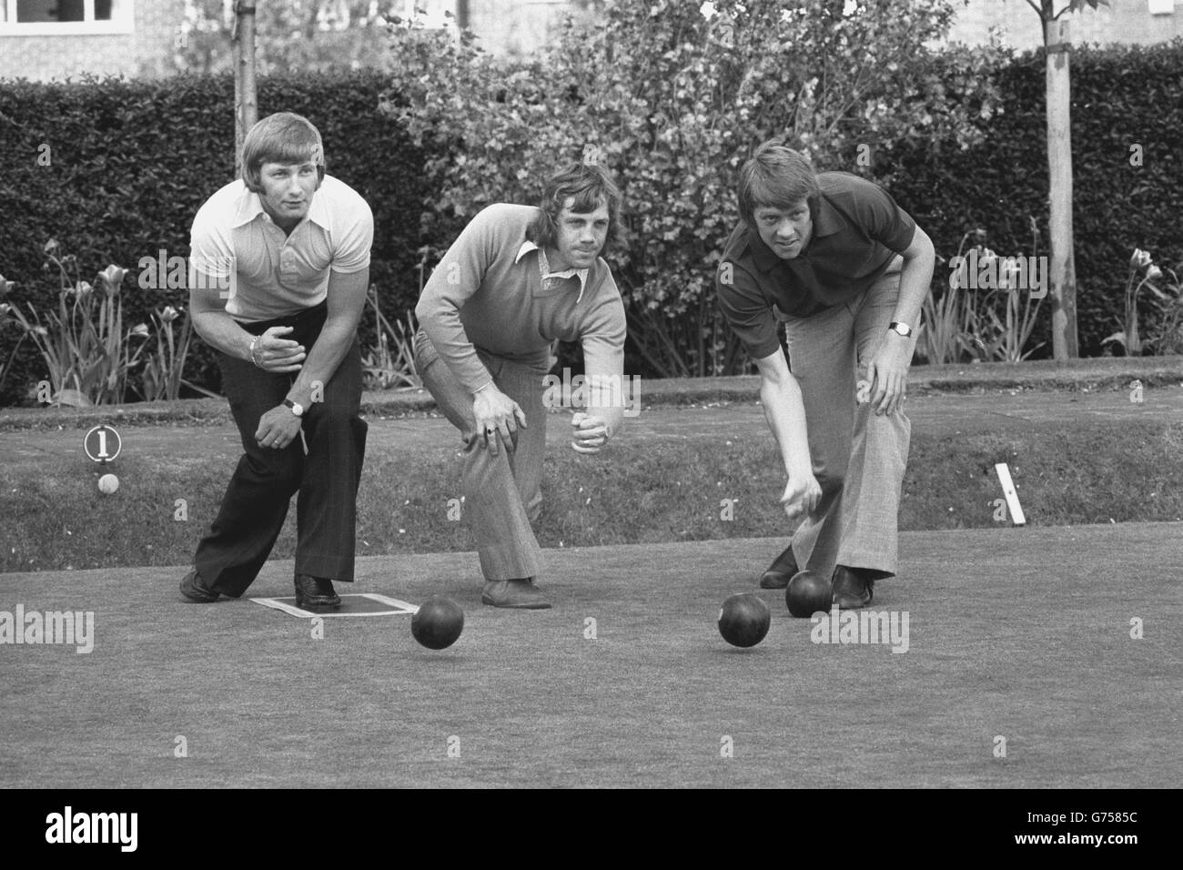 Ein entspannendes Bowl-Spiel in ihrem Hotel in Welwyn, bei dem drei englische Teams Nordirland morgen im Heiminternational in Wembley treffen. (l-r) Colin Todd (Derby County), Mike Pejic (Stoke City) und David Nish (Derby County). Stockfoto