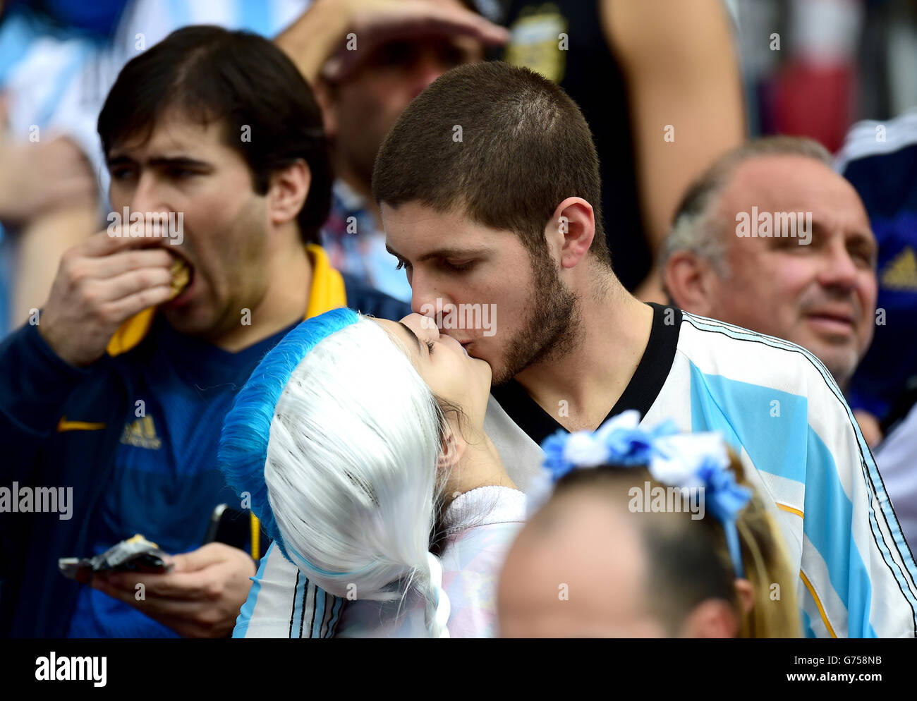 Fußball - FIFA Fußball-Weltmeisterschaft 2014 - Gruppe F - Nigeria gegen Argentinien - Estadio Beira-Rio. Argentinienfans küssen sich auf den Tribünen Stockfoto