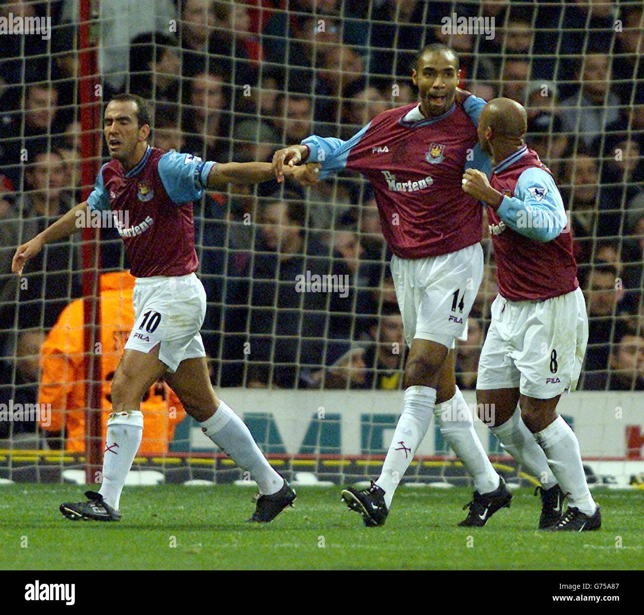 West Hams Paolo Di Canio (L) und Trevor Sinclair (R) gratulieren Frederic Kanoute, nachdem er während ihres Premiership-Spiels von FA Barclaycard auf dem United Upton Park Ground in London das Eröffnungtor gegen Arsenal erreicht hat. Stockfoto