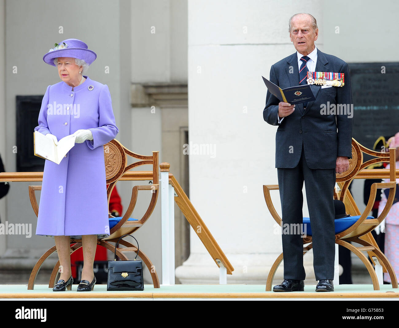 Königin Elizabeth II. Und der Herzog von Edinburgh besuchen einen Drumhead Service of Remembrance unter der Leitung des Bischofs von London im Royal Hospital Chelsea, London. DRÜCKEN Sie VERBANDSFOTO. Bilddatum: Samstag, 28. Juni 2014. Die Königin trotzte nassem britischem Sommerwetter, um den Freiwilligen des Ersten Weltkriegs am 100. Jahrestag des Attentats Tribut zu zollen, das den Konflikt auslöste. Siehe PA Geschichte ROYAL Volunteers. Bildnachweis sollte lauten: Stuart C. Wilson/PA Wire Stockfoto