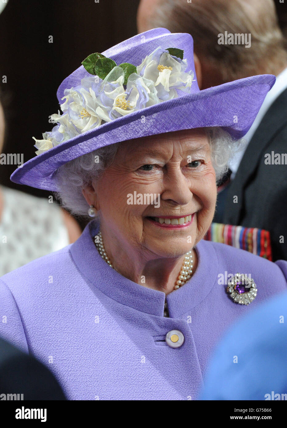 Königin Elizabeth II. Nimmt an einem Drumhead Service of Remembrance Teil, der vom Bischof von London im Royal Hospital Chelsea, London, geleitet wird. Stockfoto