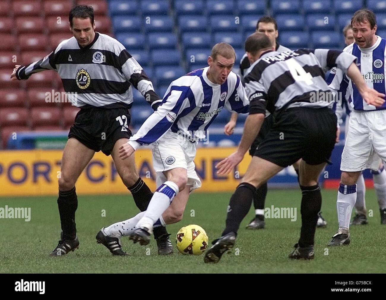 Andy Booth von Huddersfield Town (Mitte) versucht, Matthew Rose und Steve Palmer von den Queens Park Rangers (rechts) während ihres zweiten Spiels der Nationwide Division im Alfred McAlpine Stadium von Huddersfield zu überholen. KEINE INOFFIZIELLE NUTZUNG DER CLUB-WEBSITE. Stockfoto