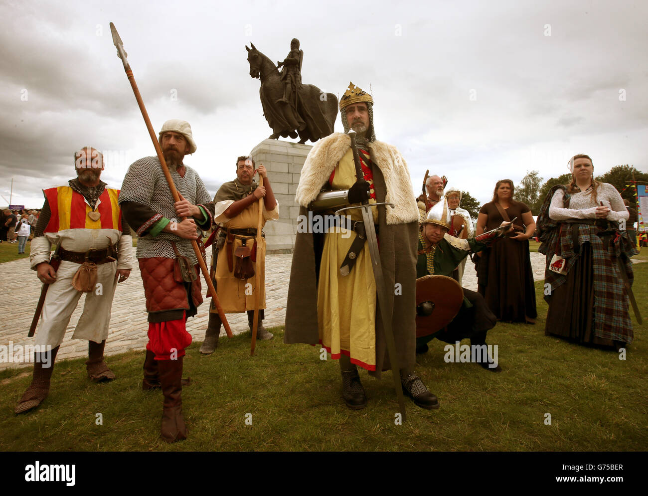 Strathleven Artisans of the Bruce Clan während der Battle of Bannockburn Re-enactment Performance beim Bannockburn Live Event in Bannockburn, das den 700. Jahrestag der Schlacht feiert. Stockfoto