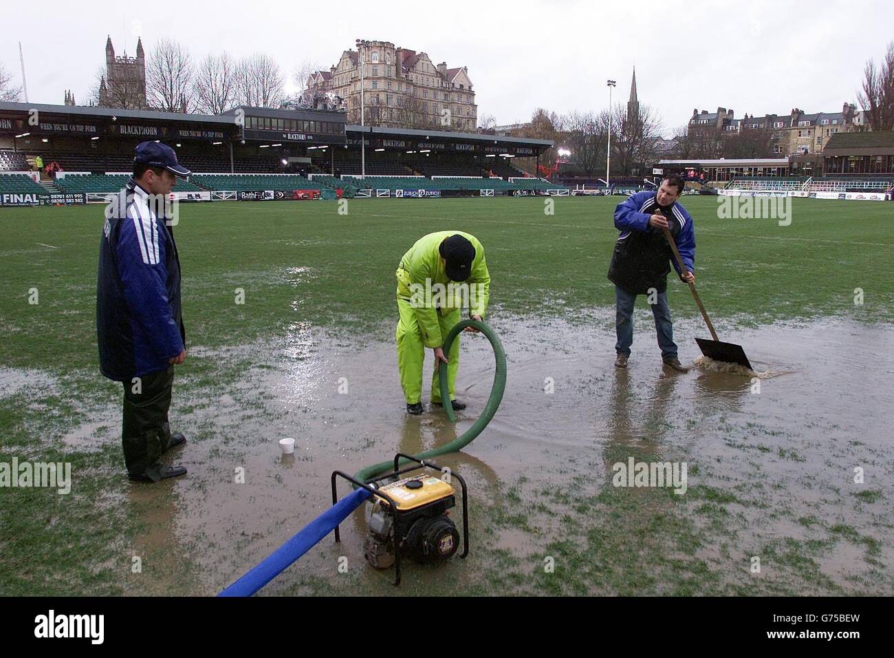 Groundstaff am Recreation Ground versucht Bath vergeblich, das wasserdurchwobte Spielfeld zu räumen, was zur Verschiebung des heutigen Heineken Cup Quarter Final-Spiels zwischen Bath und Llanelli führte. Stockfoto