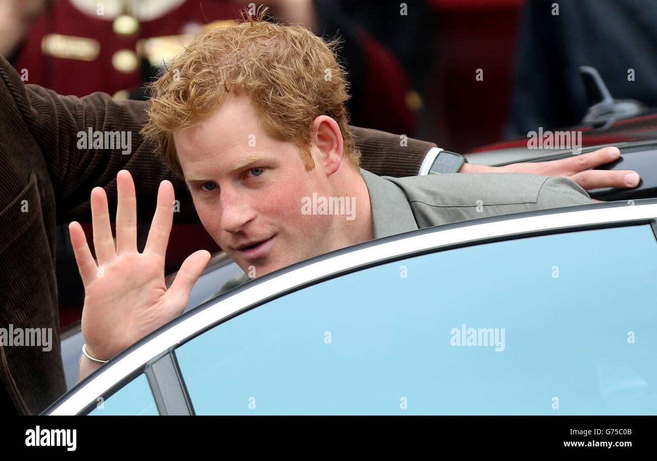 Prinz Harry trifft während des IS-Besuches in Valparaiso, Chile, Mitglieder der 11. Kompanie der Freiwilligen Feuerwehrleute ein. Stockfoto