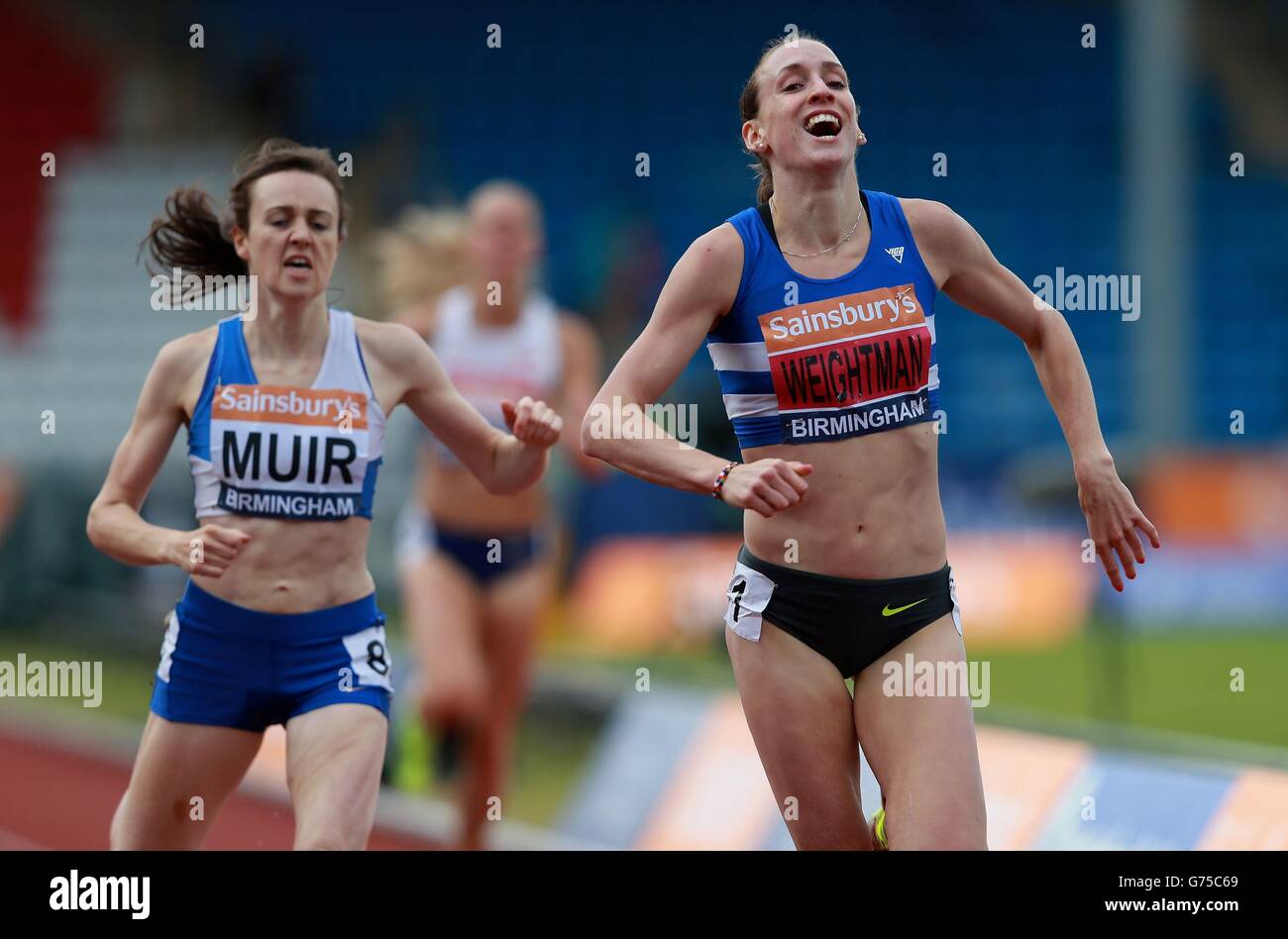 Laura Weightman (rechts) gewinnt die 1500 m langen Damen während der Sainsbury's British Championships im Alexander Stadium, Birmingham. Stockfoto