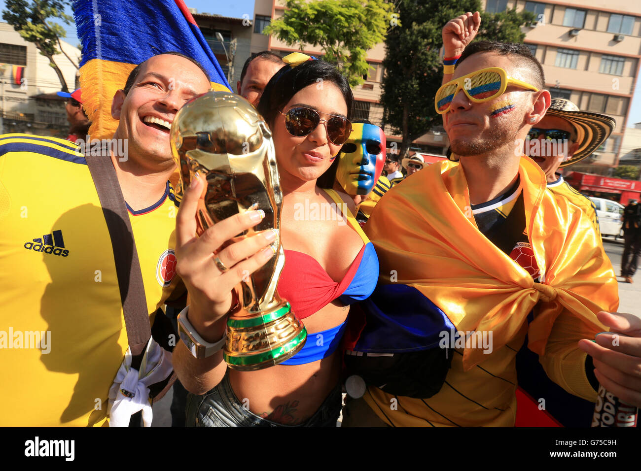 Eine kolumbianische Fanin zeigt ihre Unterstützung vor dem Spiel der FIFA Fußball-Weltmeisterschaft 16 im Estadio do Maracana, Rio de Janeiro, Brasilien. DRÜCKEN SIE VERBANDSFOTO. Bilddatum: Samstag, 28. Juni 2014. Bildnachweis sollte lauten: Mike Egerton/PA Wire. EINSCHRÄNKUNGEN: Keine kommerzielle Nutzung. Keine Verwendung mit inoffiziellen Logos von Drittanbietern. Keine Bildbearbeitung. Keine Videoemulation Stockfoto