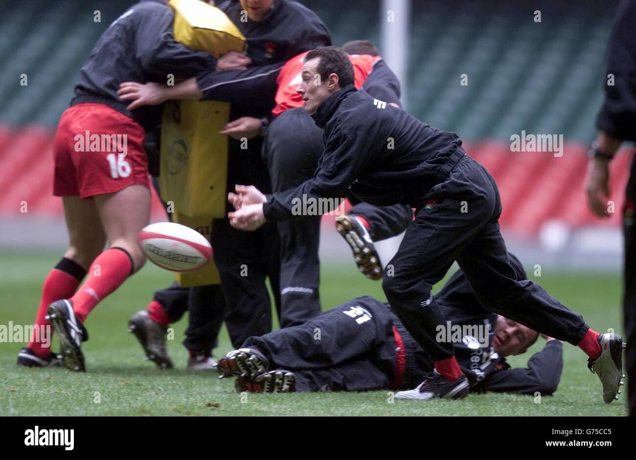 Robert Howley füttert den Ball während des Trainings in Wales im Millennium Stadium, Cardiff, vor dem Lloyds TSB Six Nations Championship-Spiel mit Italien am Samstag. Stockfoto