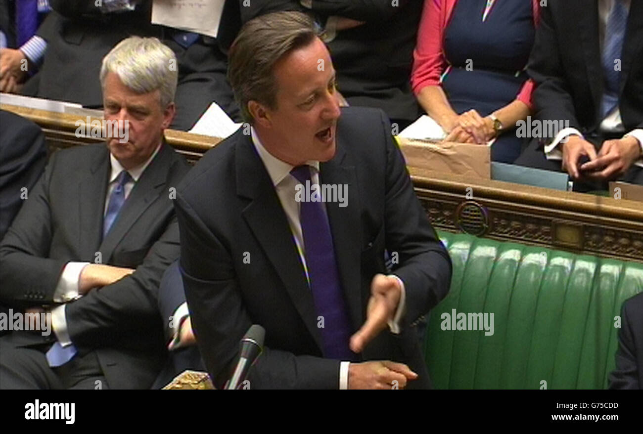 Premierminister David Cameron spricht im Londoner Unterhaus, als er von Abgeordneten zur Ernennung von EU-Präsident Jean-Claude Juncker befragt wird. Stockfoto