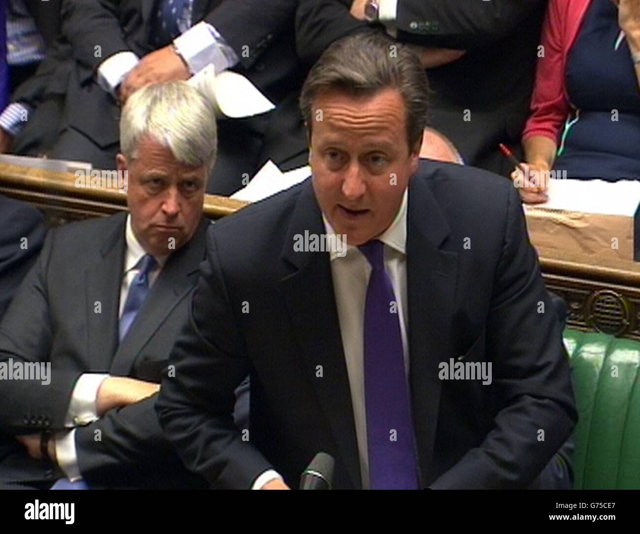 Premierminister David Cameron spricht im Londoner Unterhaus, als er von Abgeordneten zur Ernennung von EU-Präsident Jean-Claude Juncker befragt wird. Stockfoto