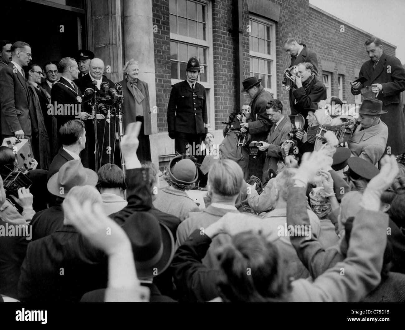 Winston Churchill, seine Frau neben ihm, sieht sich nach der Erklärung der Umfrage einer jubelnden Menge an der St Barnabas School in Woodford Green, Essex, gegenüber. Churchill wurde mit einer Mehrheit von 18,579 zurückgegeben - ein leichter Anstieg gegenüber seiner Mehrheit bei den Parlamentswahlen 1950. Stockfoto