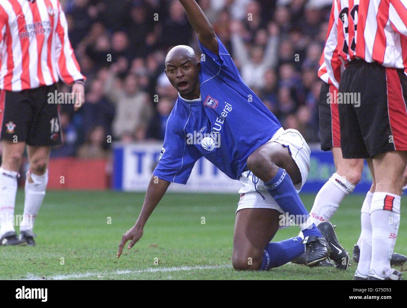 Finidi George feiert das Tor für Ipswich Town bei der Niederlage seiner Mannschaft gegen Southampton im Spiel der FA Barclaycard Premiership im Jahr 3-1 auf dem Portman Road Ground von Ipswich. Stockfoto