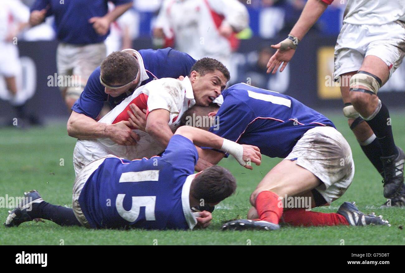 Der englische Jason Robinson (Mitte) wird von dem französischen Olivier Brouzet (hinten links) David Bory und Nicolas Brusque (Nr. 15) während ihres Lloyds TSB Six Nations-Spiels im Stade de France in Paris, Frankreich, angegangen. Stockfoto