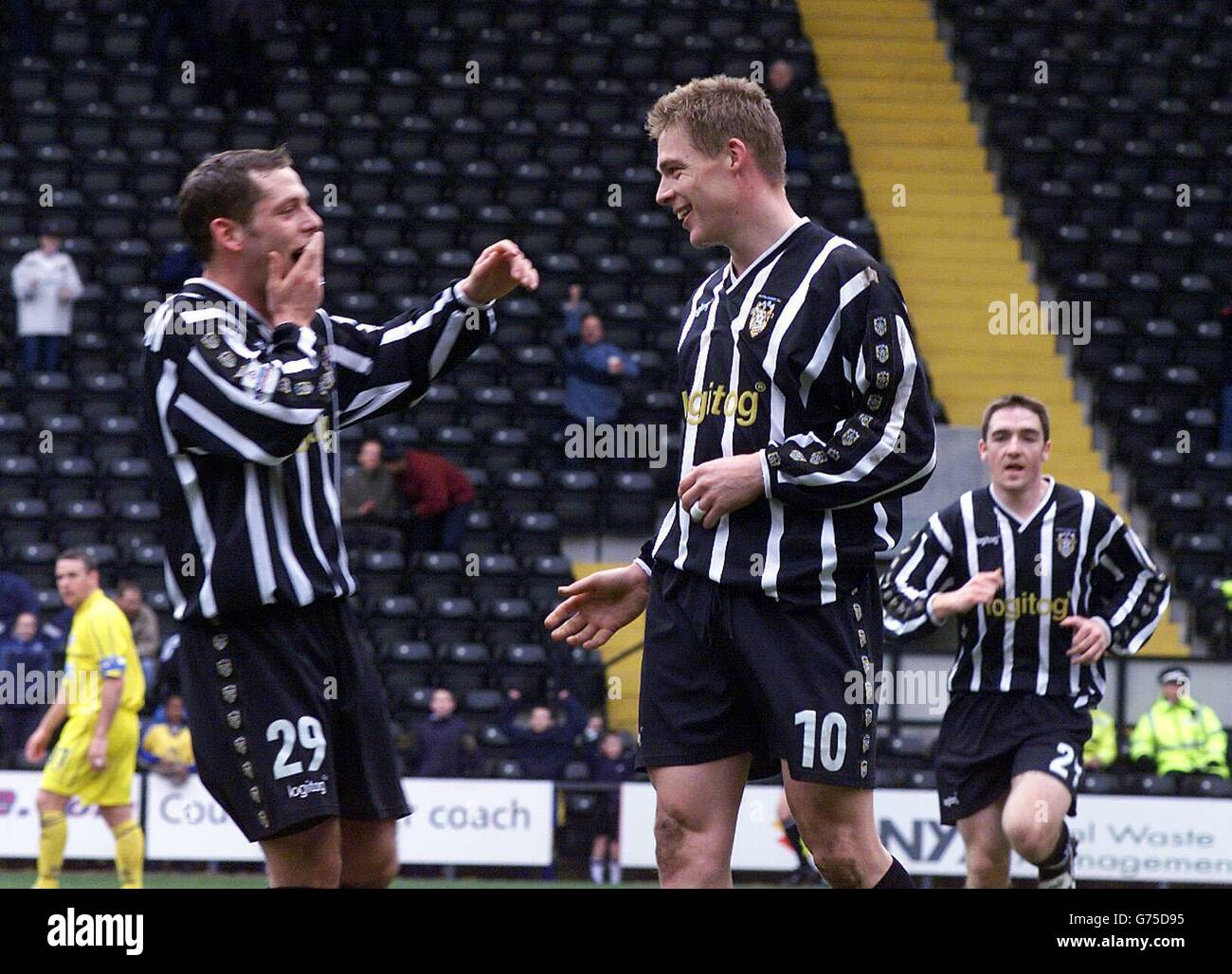 Danny Allsopp (Mitte) von Nottingham County wird von dem überraschendem Teamkollegen Leam Richardson (links) gratuliert, nachdem sein Chip vom Torwart von Tranmere falsch beurteilt wurde und während des zweiten Spiels der Nationwide Division gegen Tranmere Rovers auf dem Notts County Ground in Nottingham einsteigt. Endergebnis Notts County, 3 V 0 Tranmere Rovers, 0). . Stockfoto