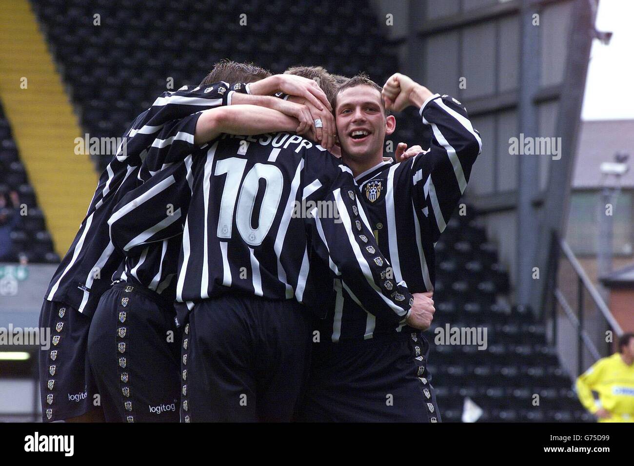 Danny Allsopp aus Nottingham County (Mitte, Rückansicht) wird von dem staunenden Teamkollegen Leam Richardson (links) gratuliert, nachdem sein Chip vom Torwart von Tranmere falsch beurteilt wurde und während des zweiten Spiels der Nationwide Division gegen Tranmere Rovers auf dem Notts County Ground in Nottingham eingeht. Endergebnis Notts County, 3 V 0 Tranmere Rovers, 0). PA-Fotos. KEINE INOFFIZIELLE CLUB-WEBSITE. Stockfoto