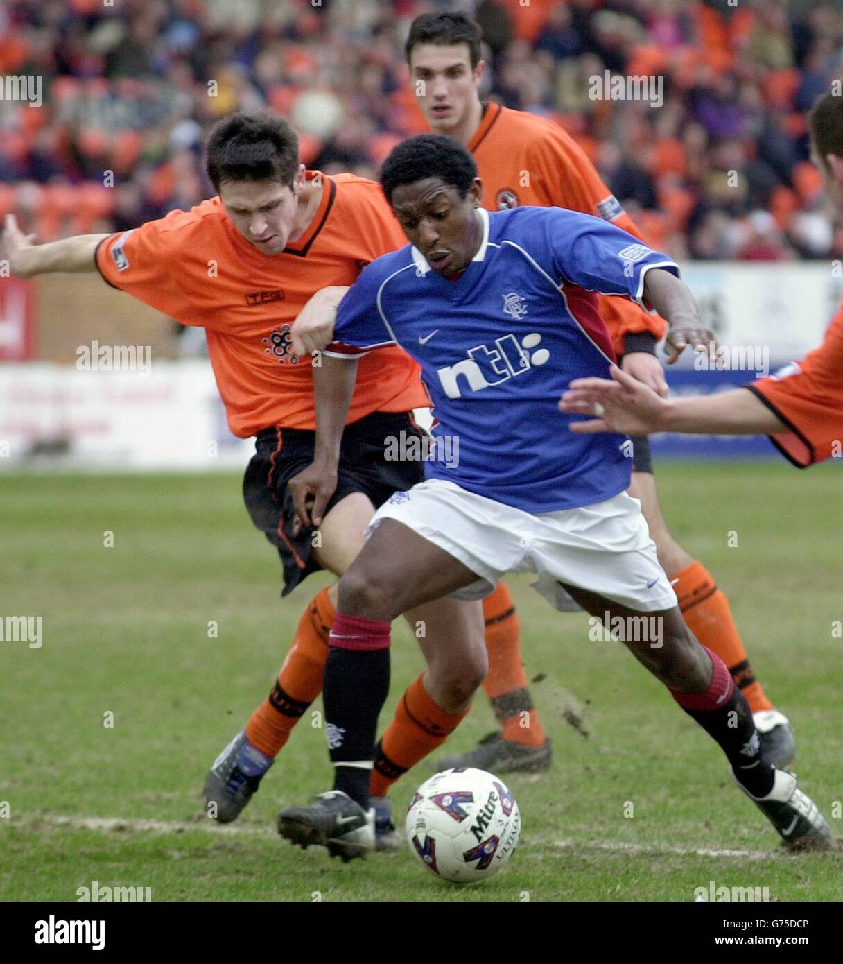 Russell Latapy (blaues Hemd) der Glasgow Rangers hat sein Hemd von Craig Easton von Dundee Utd (links) gezogen, was zu einer Strafe führt, die den Rangers einen 1-0-Sieg beim schottischen Premiership-Spiel von Dundee United gegen die Rangers Bank of Scotland auf dem Tannadice Park Ground von Dundee bescherte. Stockfoto