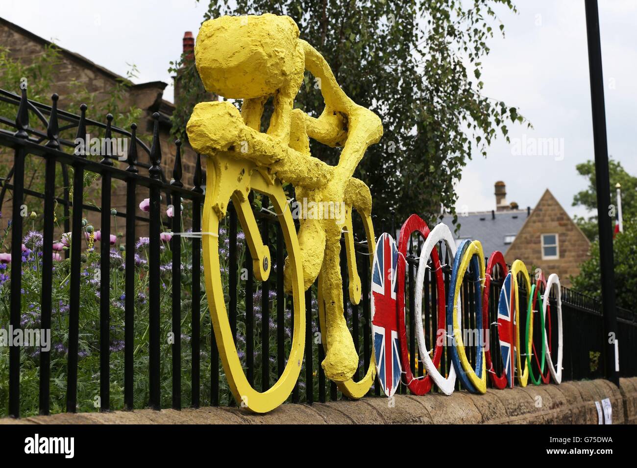 Verzierte Geländer neben der 7,5 m hohen (plus Fahnenmast) Nachbildung des Eiffelturms in Burley in Wharfedale. Stockfoto