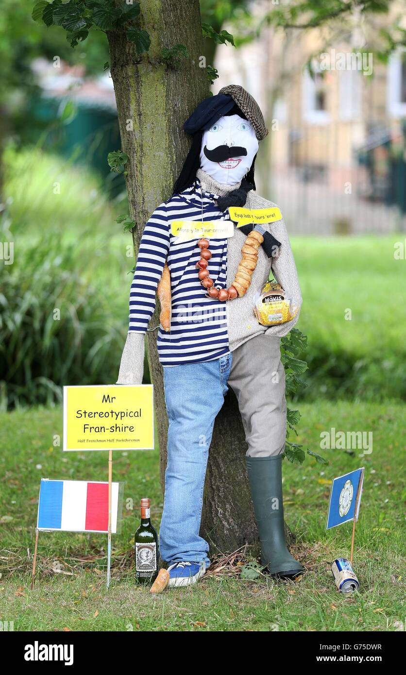 Radfahren - Tour de France Previews - Tag drei. Vogelscheuchen in Burley in Wharfedale im Rahmen der Tour de France-Vorbereitungen. Stockfoto