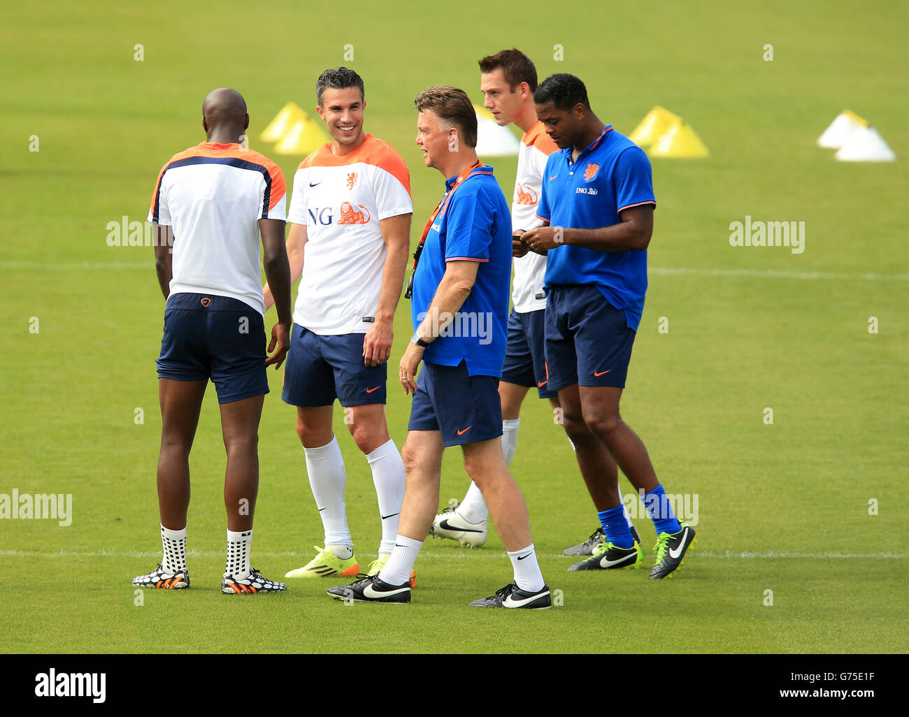 Der niederländische Manager Louis Van Gaal spricht mit Robin van Persie während der Trainingseinheit im Estadio Jose Bastos Padilha, Rio de Janeiro, Brasilien. DRÜCKEN SIE VERBANDSFOTO. Bilddatum: Mittwoch, 2. Juli 2014. Bildnachweis sollte lauten: Mike Egerton/PA Wire. EINSCHRÄNKUNGEN: Nur für redaktionelle Zwecke. Keine kommerzielle Nutzung. Keine Verwendung mit inoffiziellen Logos von Drittanbietern. Keine Bildbearbeitung. Keine Videoemulation Stockfoto