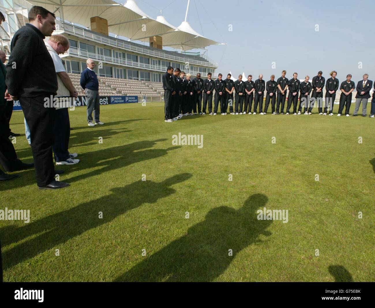 Hampshire Cricket-Kader Mitglieder beobachten die 2 Minuten Stille in Erinnerung an Königin Elizabeth, die Königin Mutter in Southampton während ihrer jährlichen Fotoalles. Stockfoto