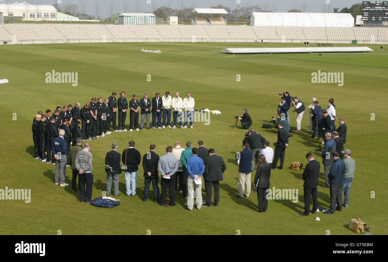 Mitglieder des Cricket-Teams aus Hampshire und Pressevertreter beobachten die 2-minütige Stille zum Gedenken an Königin Elizabeth, die Königin-Mutter in Southampton, während ihrer jährlichen Fotozelle. Stockfoto