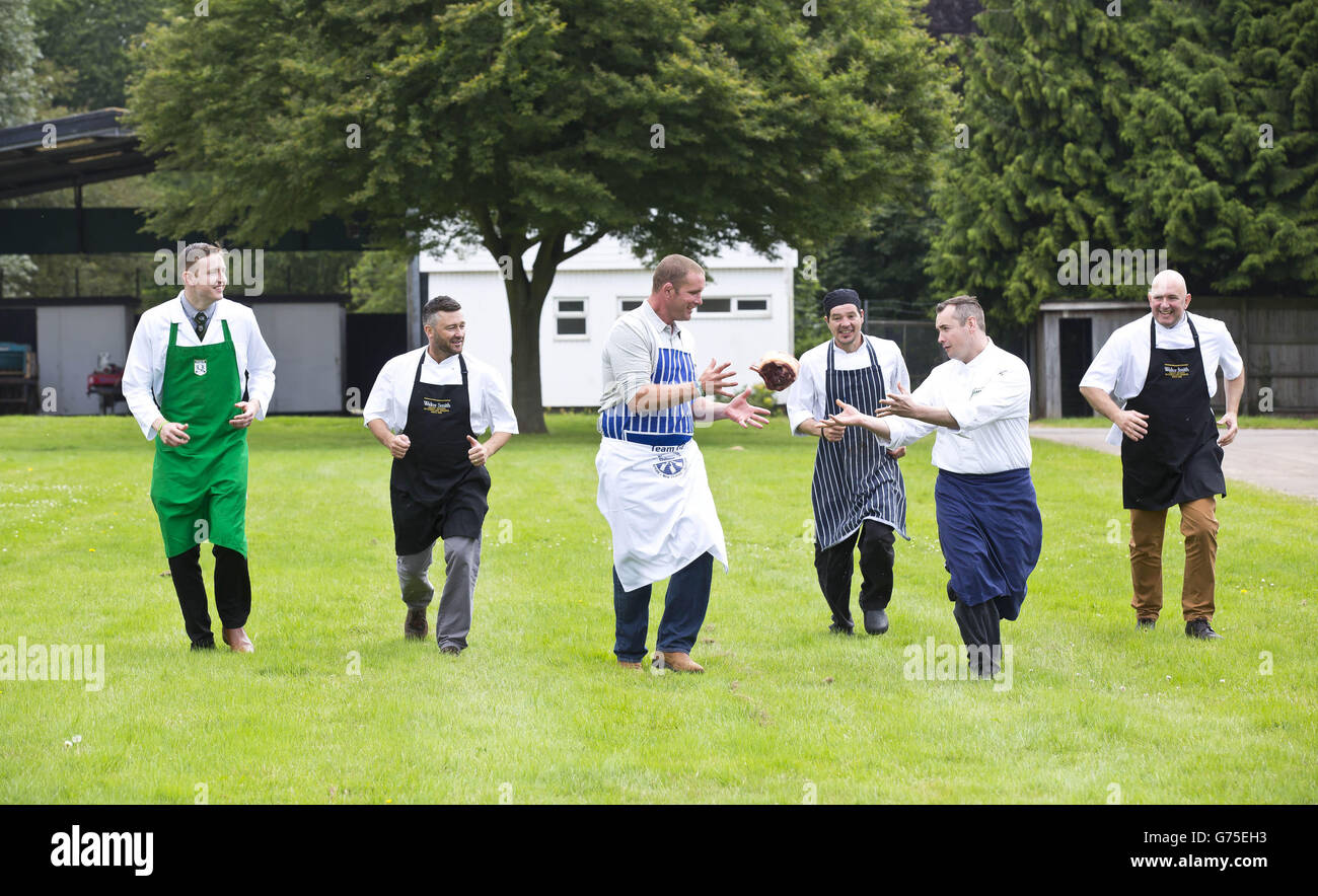 Der ehemalige England Rugby Union Spieler Phil Vickery stellt Tri-Nations Team GB Schlächter (von links nach rechts) Richard Carter von Sutton Coldfield in den West Midlands, Robert Jones von Birmingham, Martin Crombie von Warwick in Warwickshire, James Lally von Shepperton in Surrey, Und Nigel Rose aus Birmingham durch ihre Schritte vor der EBLEX Tri-Nations Butchers Challenge in Leamington Spa, Warwickshire. Stockfoto