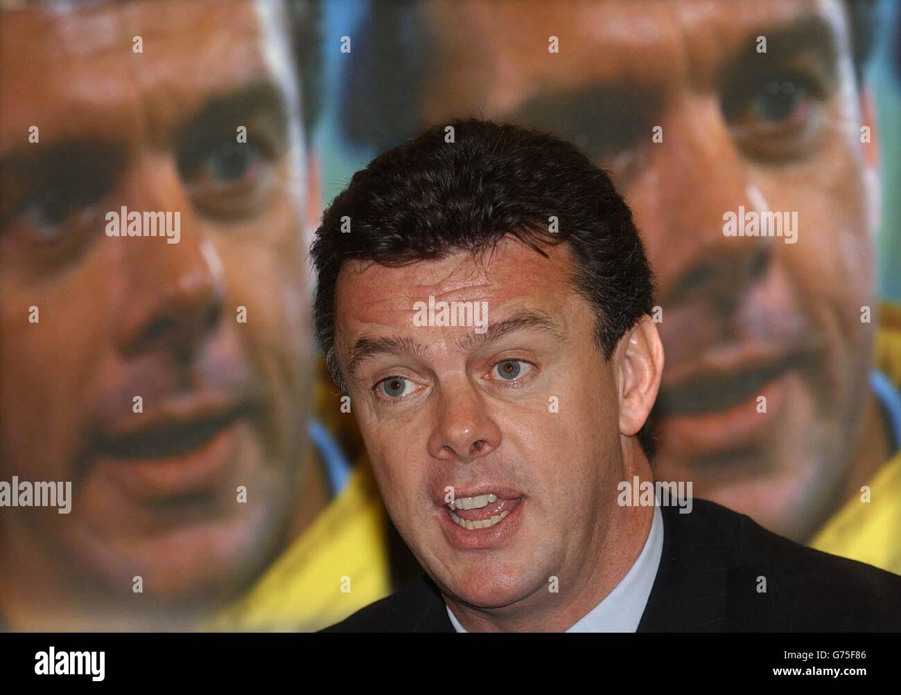Leeds United Manager David O'Leary spricht über das umstrittene FA Cup Spiel zwischen Leeds und Cardiff bei seinem Buchvorstellung in Leeds. Die Polizei musste Hunde und Schlagstöcke benutzen, als Fans am Ende des Sonntagsspiels im Ninian Park in den Platz eindrangen, und der Verband hat eine Untersuchung eingeleitet. *23/01/02 LEED United's Manager David O'Leary. O'Leary war das Ziel einer Reihe von bedrohlichen und erschreckenden Briefe, die seine Frau bedrohen, bestätigte die Polizei am Mittwoch, den 23 2002. Januar. Detektive sagten einer Pressekonferenz in Leeds, dass O'Leary jetzt sieben Briefe von einem anonymen Schriftsteller geschickt worden sei. Stockfoto